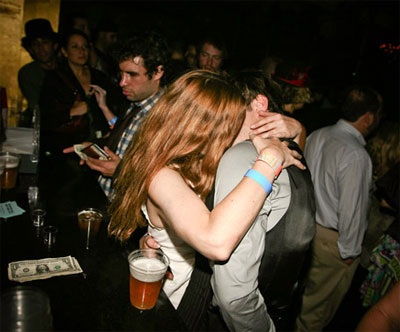 Drew Barrymore hôn bạn diễn kém 12 tuổi - 1 Drew Barrymore hôn bạn diễn kém 12 tuổi - 1