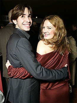 Drew Barrymore hôn bạn diễn kém 12 tuổi - 2 Drew Barrymore hôn bạn diễn kém 12 tuổi - 2