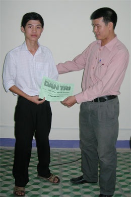 Trao quà cho sinh viên “Nhà nghèo mà học giỏi kinh khủng” - 1