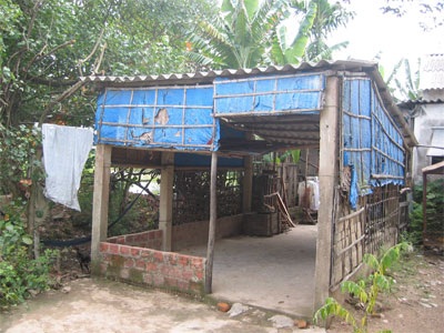 Quá nghèo phải… “chạy nợ” - 2