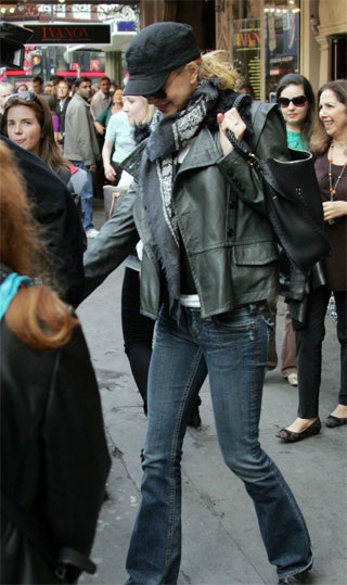 Gia đình Nicole Kidman gây ùn tắc một khu phố ở London - 3 Gia đình Nicole Kidman gây ùn tắc một khu phố ở London - 3