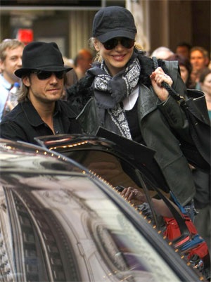 Gia đình Nicole Kidman gây ùn tắc một khu phố ở London - 6 Gia đình Nicole Kidman gây ùn tắc một khu phố ở London - 6