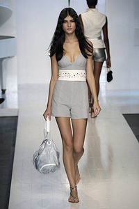 Trussardi: Những vòng eo thon thả - 16