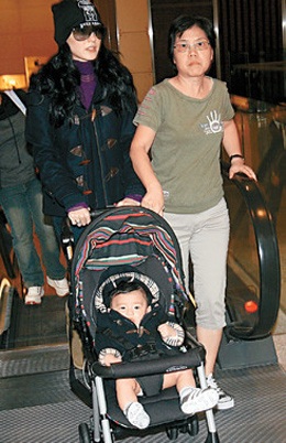 Trương Bá Chi đưa con trai đi shopping - 2 Trương Bá Chi đưa con trai đi shopping - 2