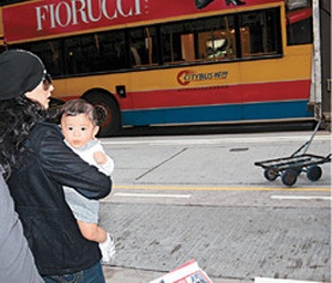 Trương Bá Chi đưa con trai đi shopping - 3 Trương Bá Chi đưa con trai đi shopping - 3