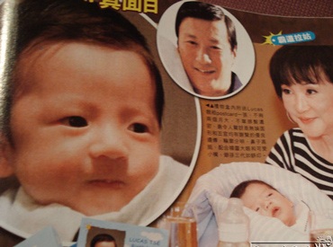 Trương Bá Chi đưa con trai đi shopping - 4 Trương Bá Chi đưa con trai đi shopping - 4