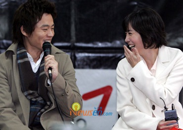 Kim Jung Eun mang đồ ăn tới phim trường cho người yêu - 1 Kim Jung Eun mang đồ ăn tới phim trường cho người yêu - 1