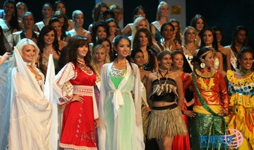 Người đẹp trình diễn trang phục truyền thống - 1