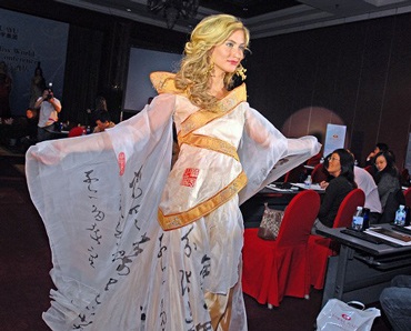 Người đẹp trình diễn trang phục truyền thống - 10