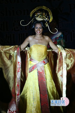 Người đẹp trình diễn trang phục truyền thống - 13