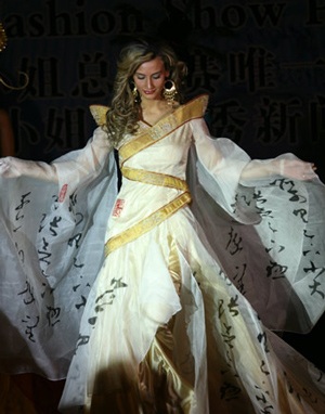 Người đẹp trình diễn trang phục truyền thống - 12