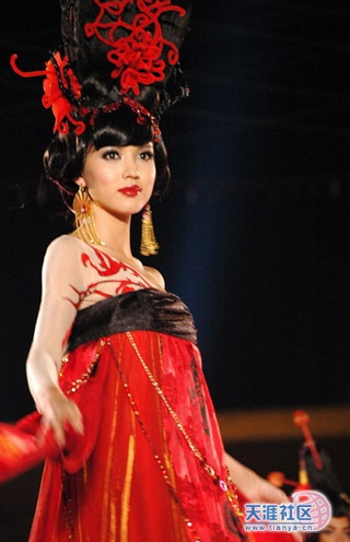 Những hình ảnh ấn tượng của phần thi Top Model - 12 Những hình ảnh ấn tượng của phần thi Top Model - 12