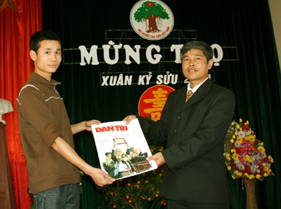Tặng báo xuân KH&DT cho Hội Khuyến học huyện Diễn Châu - 1 Tặng báo xuân KH&DT cho Hội Khuyến học huyện Diễn Châu - 1