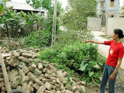 “Quan xã” vô cớ đập phá nhà dân - 1