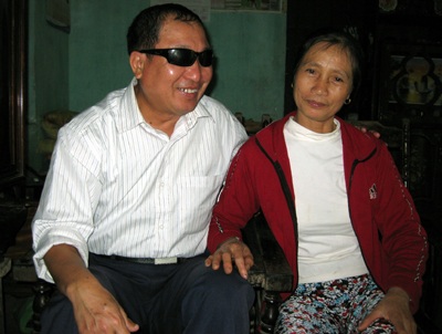 30 năm chăm chồng mù, nuôi con đỗ đạt - 1 30 năm chăm chồng mù, nuôi con đỗ đạt - 1