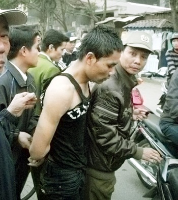 Giật dây chuyền, nhảy sông Tô Lịch không thoát - 1