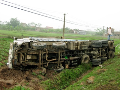 Xe tải “diễn xiếc” rồi hạ cánh xuống ruộng rau - 1 Xe tải “diễn xiếc” rồi hạ cánh xuống ruộng rau - 1