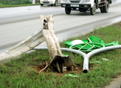 Xe tải “diễn xiếc” rồi hạ cánh xuống ruộng rau - 2 Xe tải “diễn xiếc” rồi hạ cánh xuống ruộng rau - 2