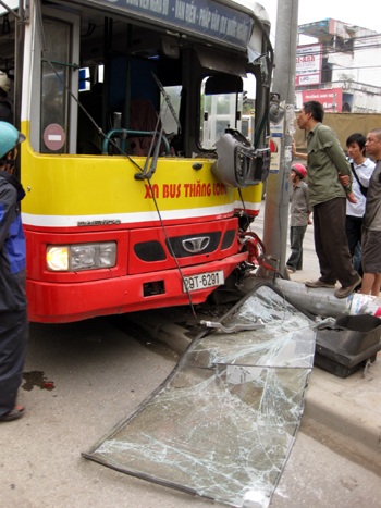 Chùm ảnh: Xe buýt “hạ gục” cột đèn giao thông - 3 Chùm ảnh: Xe buýt “hạ gục” cột đèn giao thông - 3