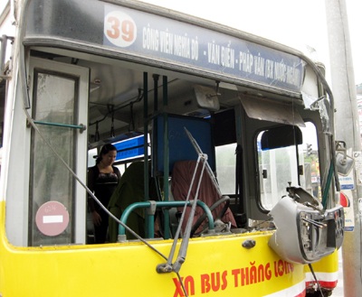 Chùm ảnh: Xe buýt “hạ gục” cột đèn giao thông - 5 Chùm ảnh: Xe buýt “hạ gục” cột đèn giao thông - 5