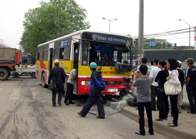 Chùm ảnh: Xe buýt “hạ gục” cột đèn giao thông - 6 Chùm ảnh: Xe buýt “hạ gục” cột đèn giao thông - 6