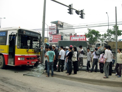 Chùm ảnh: Xe buýt “hạ gục” cột đèn giao thông - 1 Chùm ảnh: Xe buýt “hạ gục” cột đèn giao thông - 1