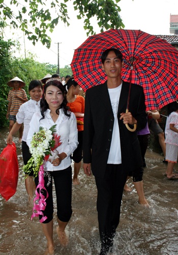 Chùm ảnh: Đám cưới ngày lũ - 10