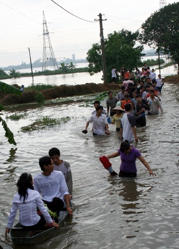 Chùm ảnh: Đám cưới ngày lũ - 5