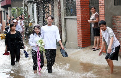 Chùm ảnh: Đám cưới ngày lũ - 7