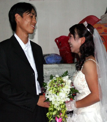 Chùm ảnh: Đám cưới ngày lũ - 12