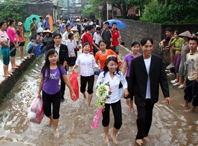 Chùm ảnh: Đám cưới ngày lũ - 11
