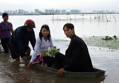 Những chiếc xe cưới có một không hai ở Việt Nam - 11