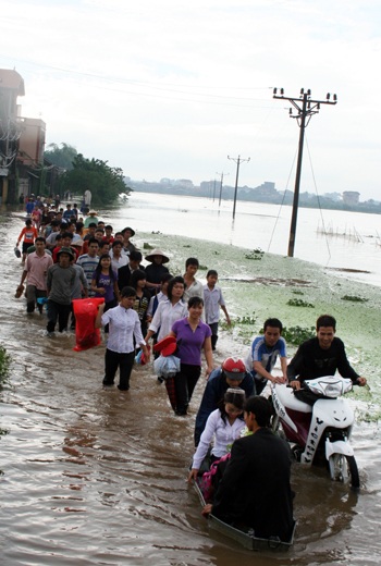 Chùm ảnh: Đám cưới ngày lũ - 3