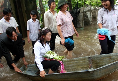 Chùm ảnh: Đám cưới ngày lũ - 2