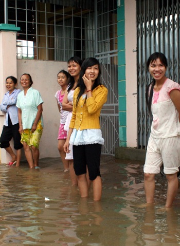 Chùm ảnh: Đám cưới ngày lũ - 9