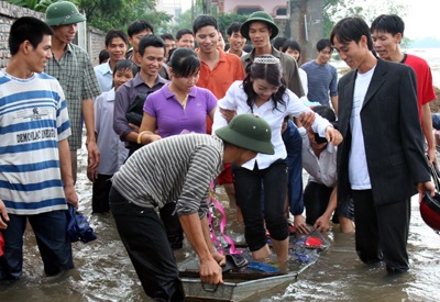 Chùm ảnh: Đám cưới ngày lũ - 1