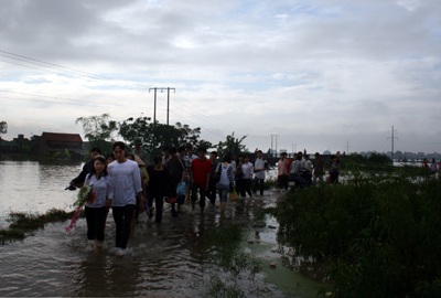 Chùm ảnh: Đám cưới ngày lũ - 6