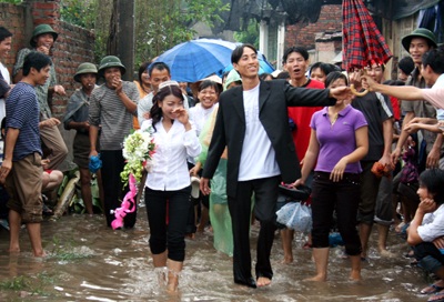 Chùm ảnh: Đám cưới ngày lũ - 8