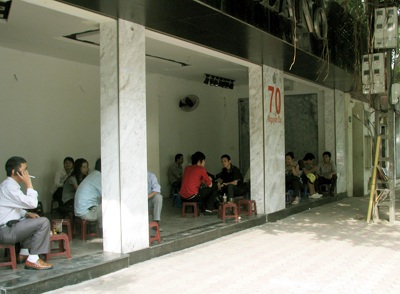 Cà phê “bệt” thời cấm vỉa hè - 3 Cà phê “bệt” thời cấm vỉa hè - 3