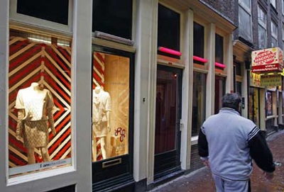 Khu đèn đỏ Amsterdam lại bớt “đỏ” - 1 Khu đèn đỏ Amsterdam lại bớt “đỏ” - 1