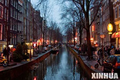 Khu đèn đỏ Amsterdam lại bớt “đỏ” - 3 Khu đèn đỏ Amsterdam lại bớt “đỏ” - 3