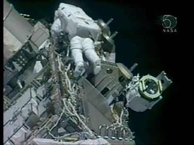 Cùng nhà du hành dạo bộ ngoài không gian - 1