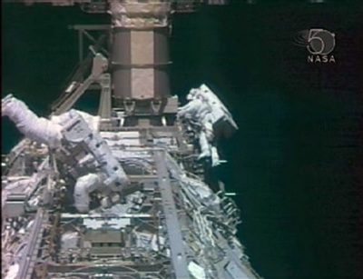 Cùng nhà du hành dạo bộ ngoài không gian - 10