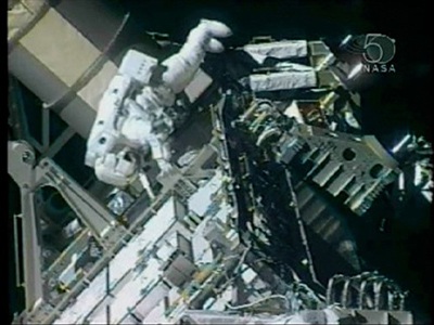 Cùng nhà du hành dạo bộ ngoài không gian - 2