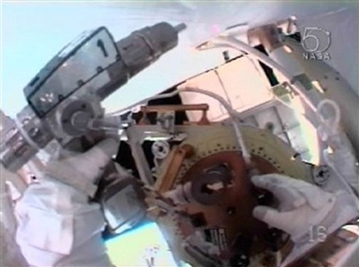 Cùng nhà du hành dạo bộ ngoài không gian - 3