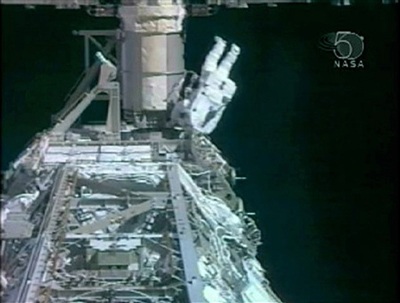 Cùng nhà du hành dạo bộ ngoài không gian - 5