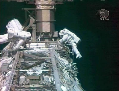 Cùng nhà du hành dạo bộ ngoài không gian - 6