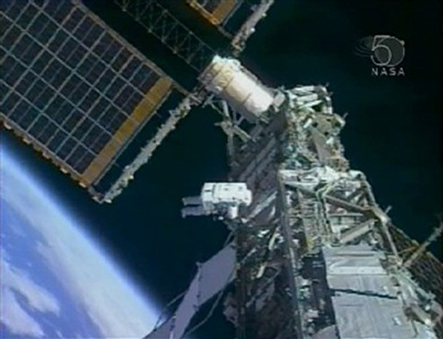 Cùng nhà du hành dạo bộ ngoài không gian - 7