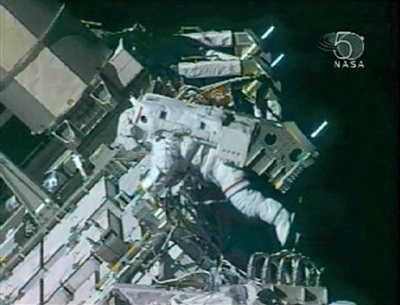 Cùng nhà du hành dạo bộ ngoài không gian - 9