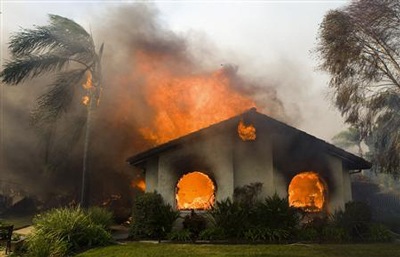 Bão lửa vẫn hoành hành California, nửa triệu người phải sơ tán - 10
